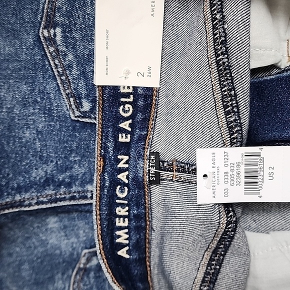 American Eagle NWT Distressed High-Rise Mom Jean Shorts - Picture 7 of 8